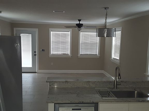 4th image of 810 Ellwood Ave