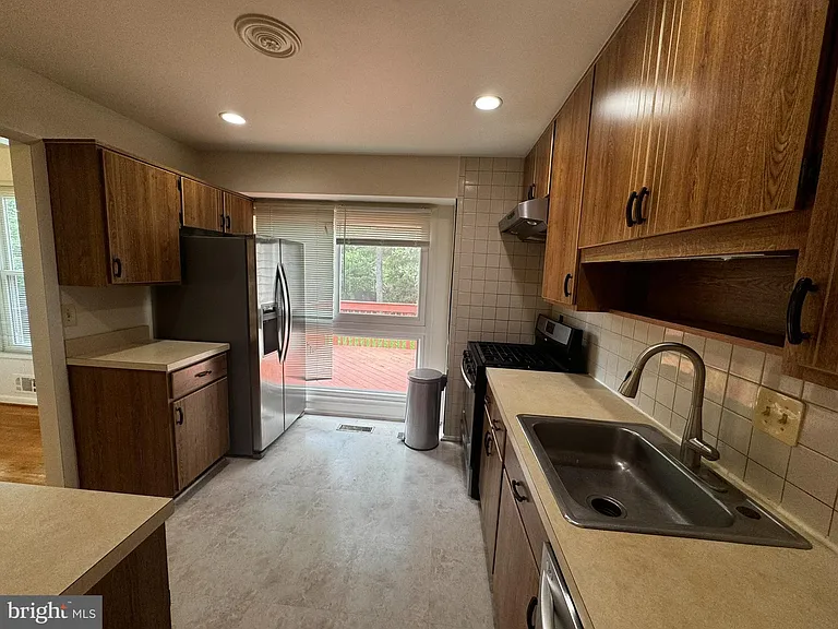 2508 Saint John Pl — Photo 11