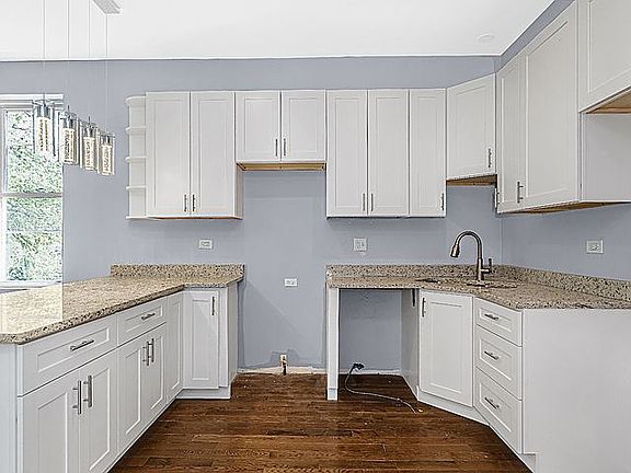 4th image of 827 W 50th Pl