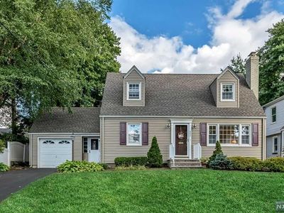 880 Elm Ave, River Edge, NJ, 07661