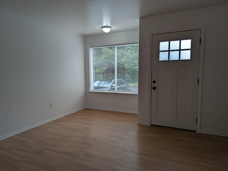 553 Compass Ct NE #C — Photo 3