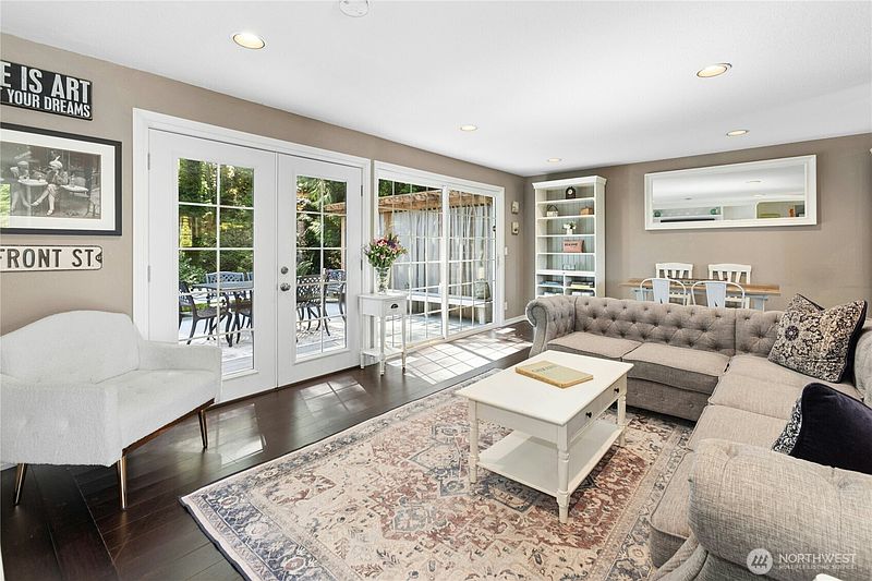 4th image of 860 Valley View Place SW