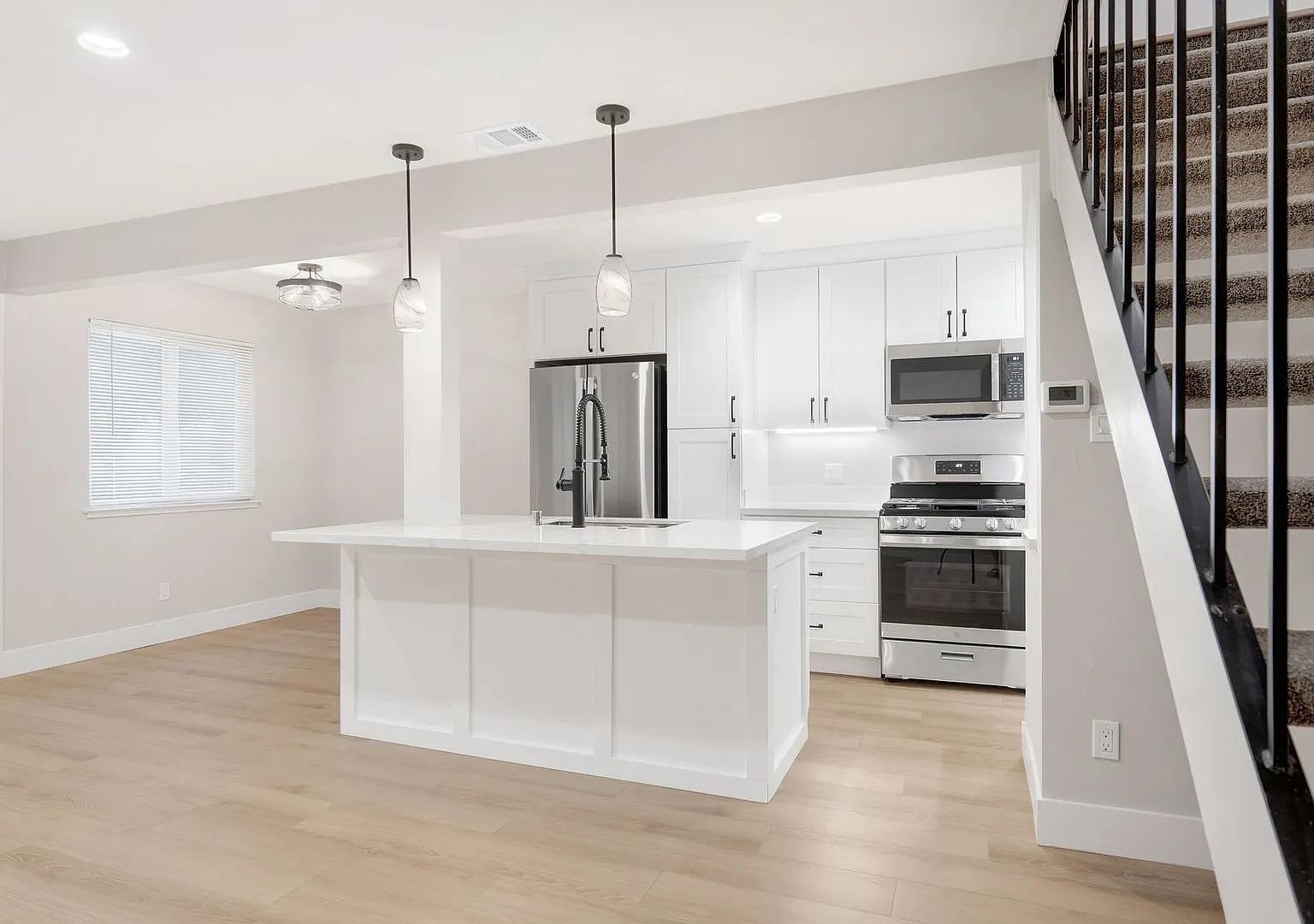 Fully Updated 2 Bedroom 1 Bath Condo — Photo 4