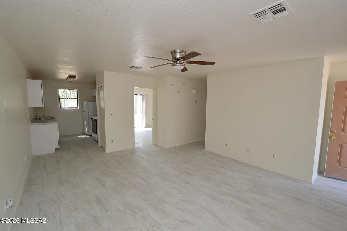 Building Photo - 450 E Wilcox Ln #2