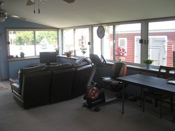 Bright Family room/Sunroom