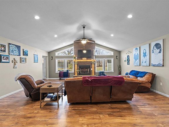 3rd image of 287 Shelly Ln