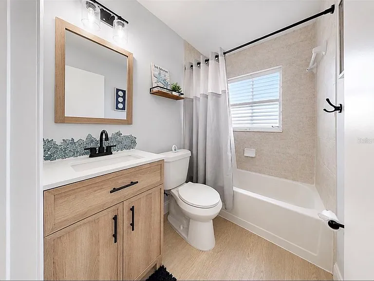 4933 Victoria Dr — Photo 16