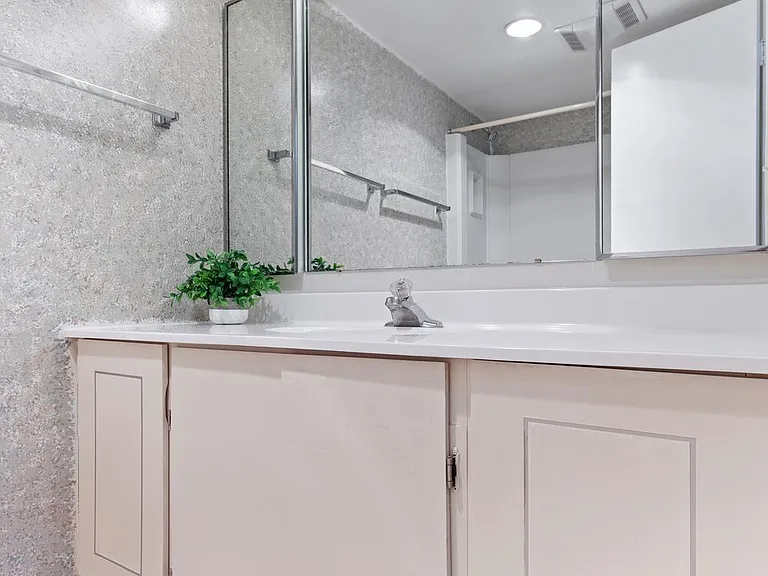 8360 Greensboro Dr #721 — Photo 16