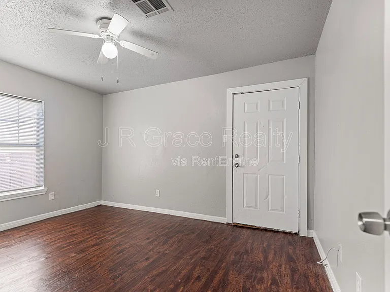 1720 Webster Ave — Photo 9