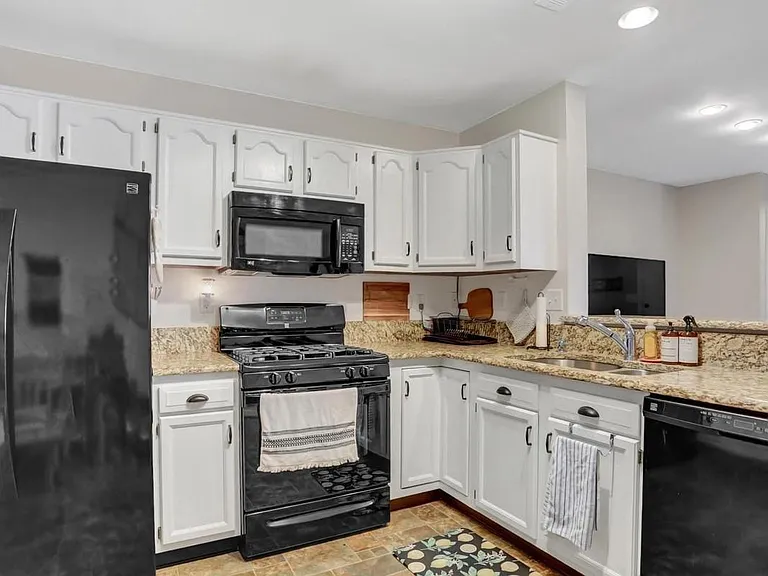 2133 Bristol Dr #3 — Photo 7