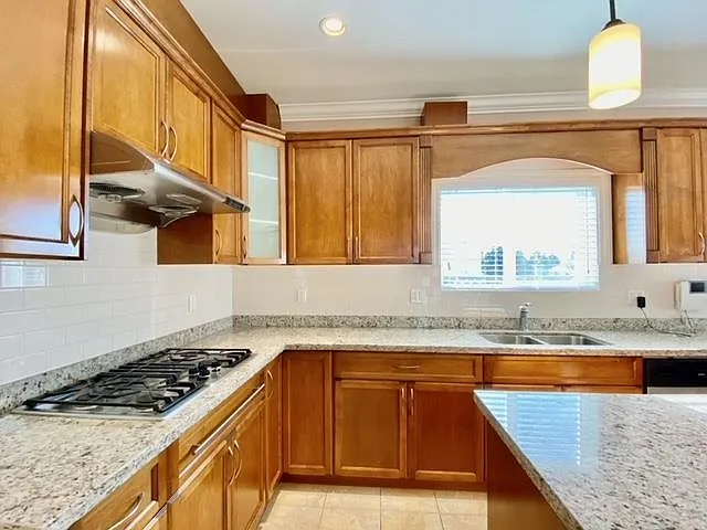 4 bed, 2200 sqft, $4,300 — Photo 4