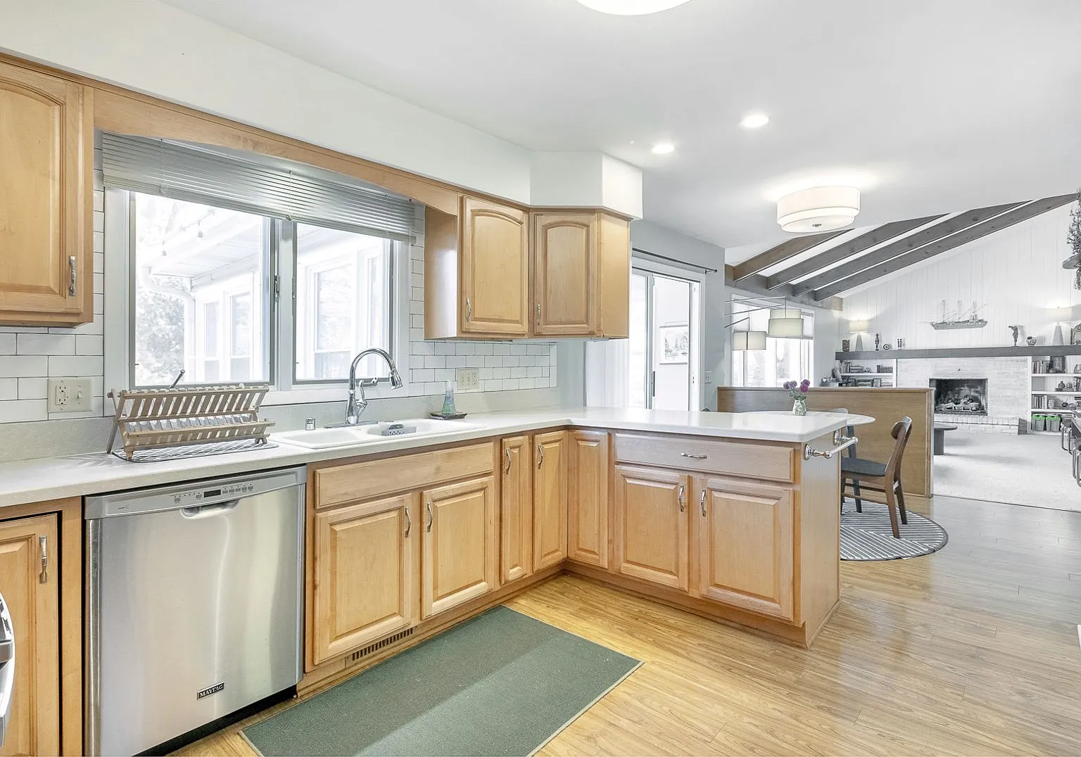 Fully Furnished 5 Bedroom 2.5 Bathroom in Madison, WI — Photo 2