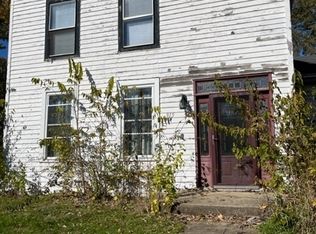 915 3rd St, Henry, IL 61537