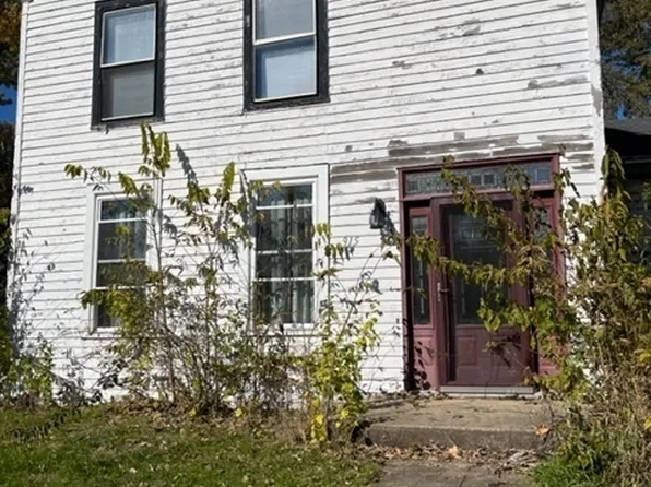915 3rd St, Henry, IL 61537