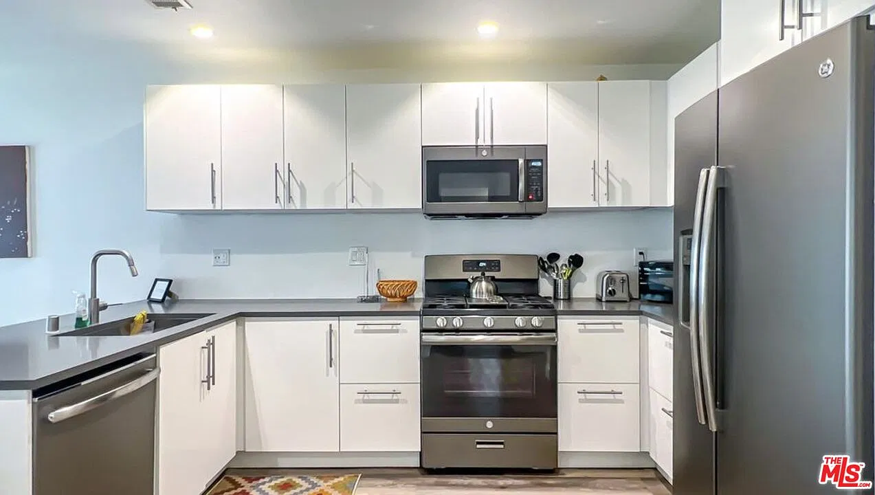 3 bed, 2.0 bath, 1200 sqft, $4,650 — Photo 4