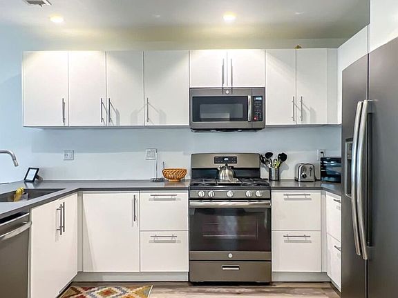 4th image of 2117 Duane St