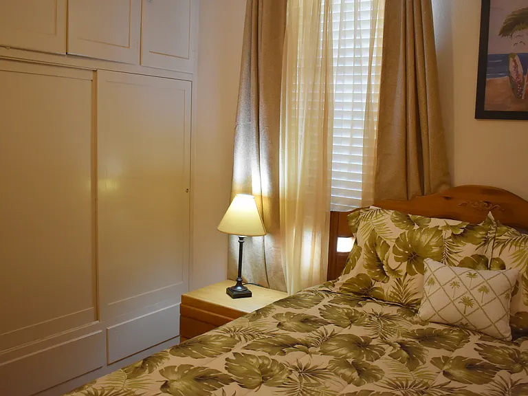 Second bedroom in hall between living room and kitchen