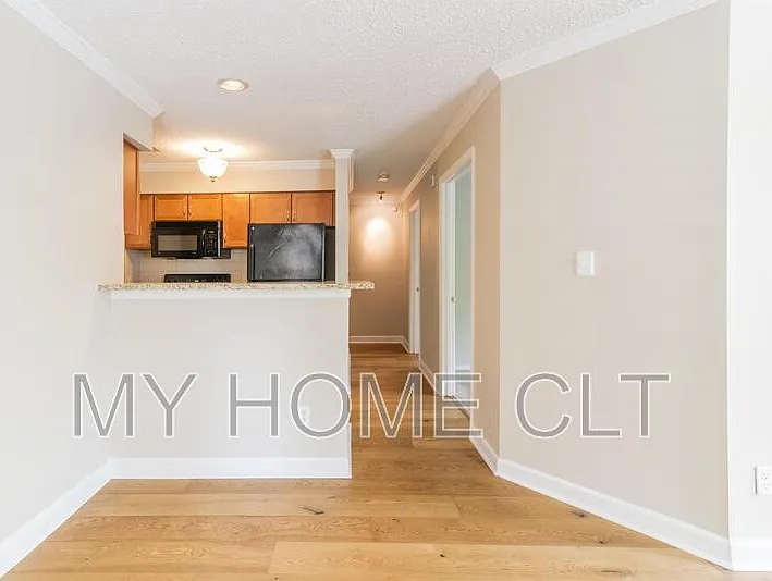 2 bed, 1.0 bath, 813 sqft, $1,600 — Photo 3