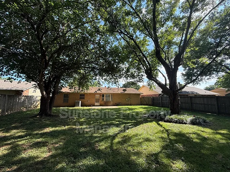 308 W Austin St — Photo 12