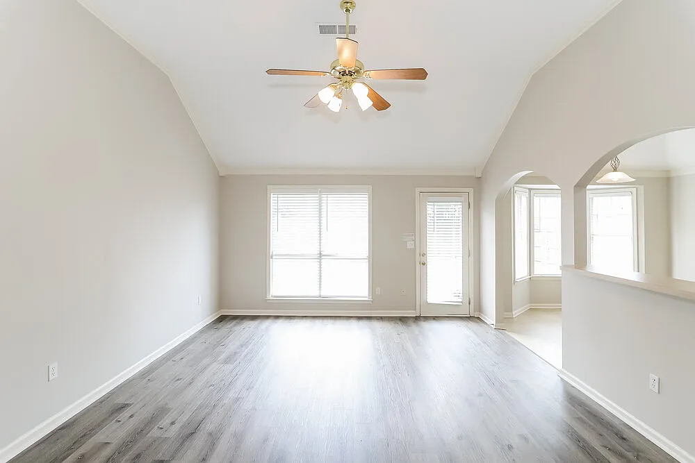 3 bed, 2.0 bath, 1549 sqft, $1,910 — Photo 3