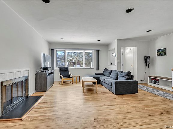 3rd image of 34 Roxbury Road