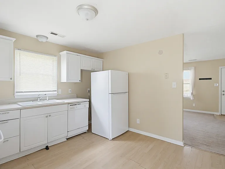 210 E McCulloch St — Photo 16