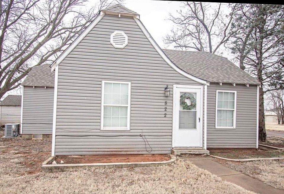1st image of 822 W 7th St