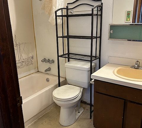 4th image of 726 Avenue C E #204