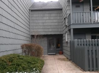 2091 Creekside Dr, Wheaton, IL 60189
