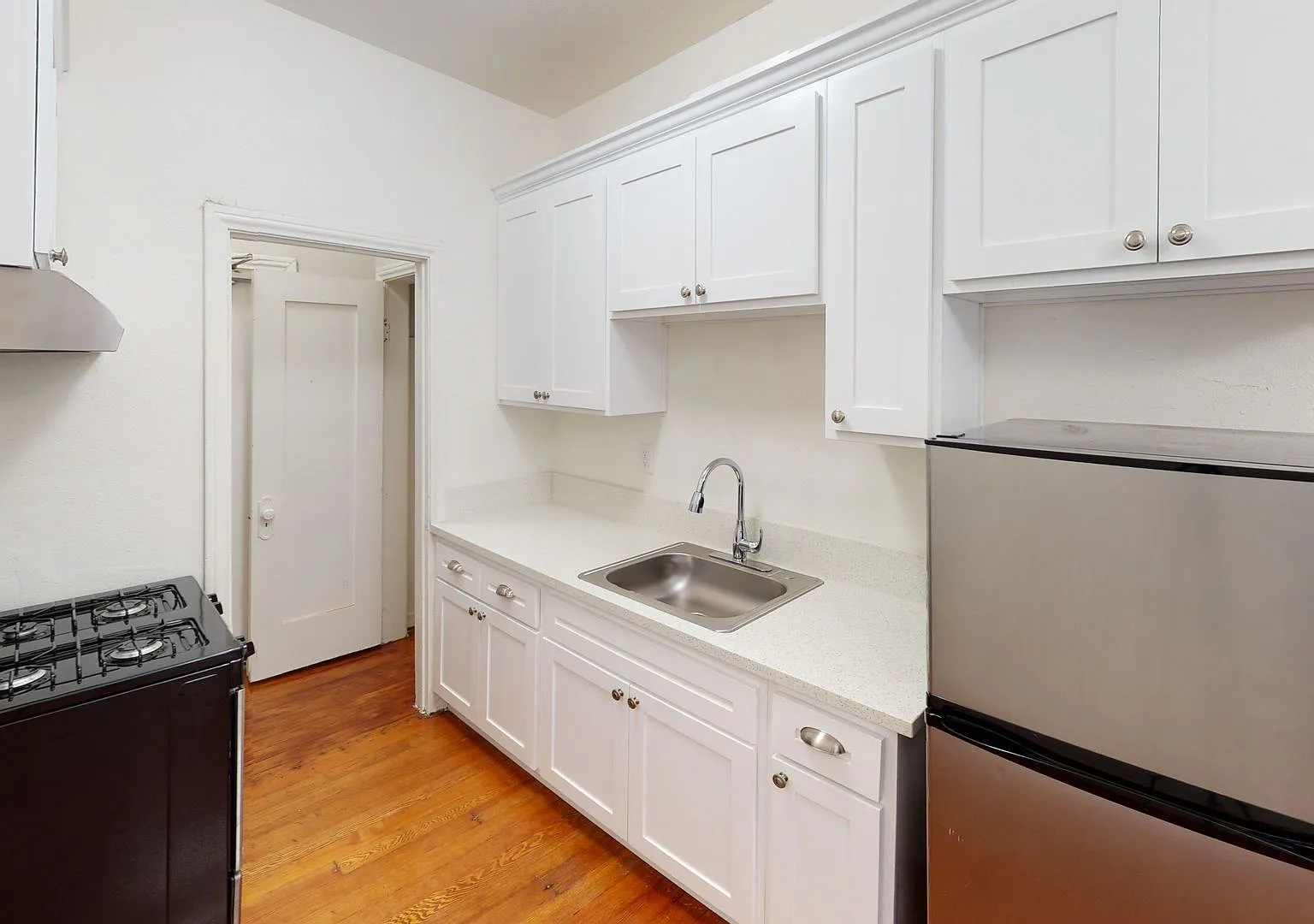 ING - Ingraham Apartments — Photo 2