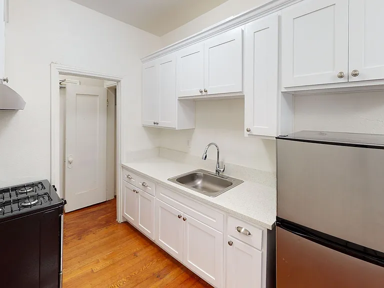 ING - Ingraham Apartments — Photo 2
