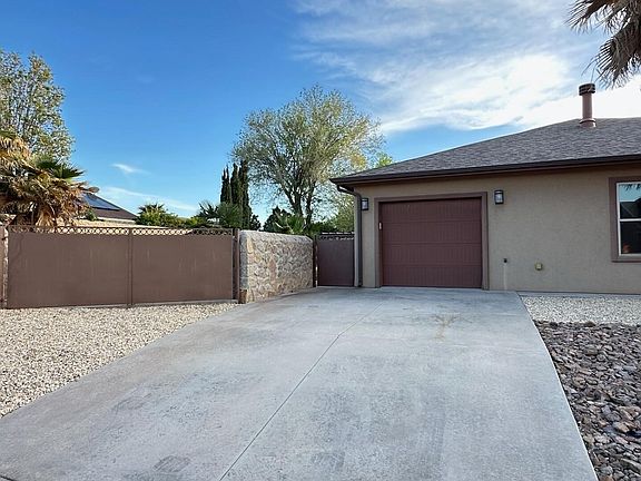 3rd image of 2424 Desert Hills Dr