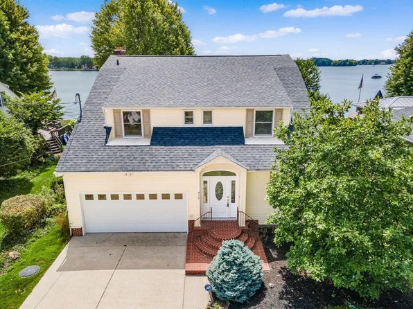 979 E Lakeshore Dr SE, Hebron, OH 43025