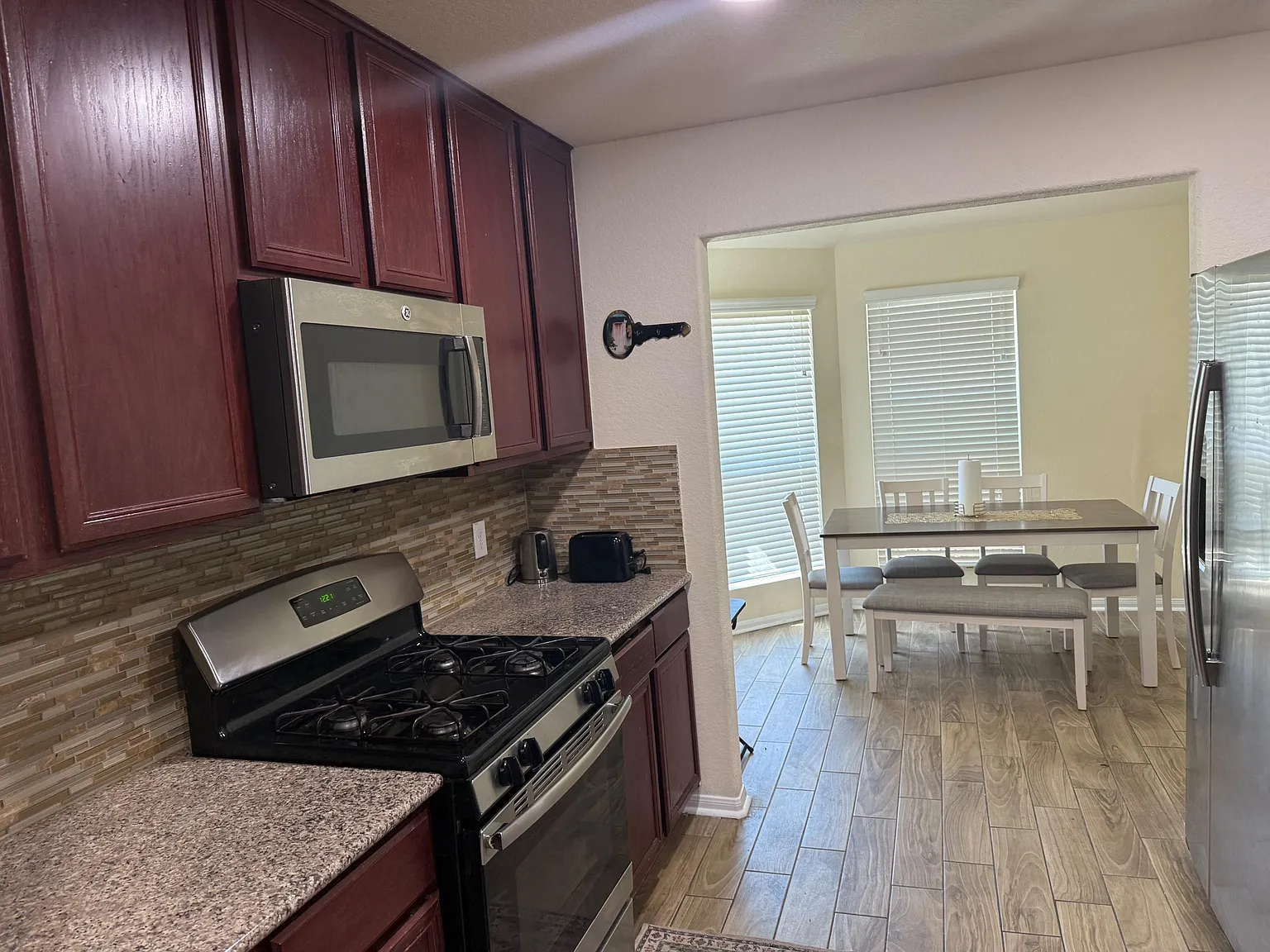 4 bed, 3.0 bath, 2430 sqft, $957 — Photo 2
