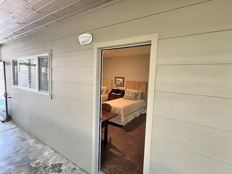 Private entrance to guest suite (bedroom 4) from the main walk-way.