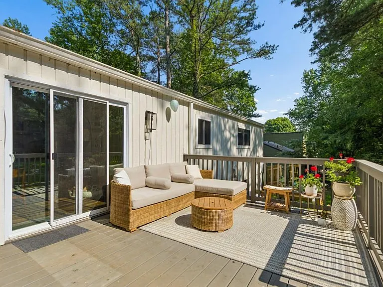 2506 Kingsley Dr NE — Photo 32