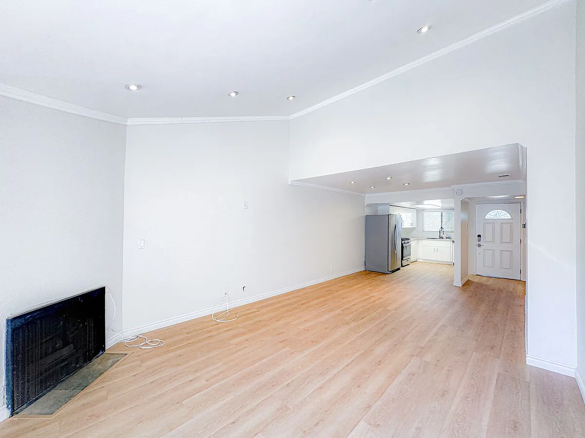 Building Photo - 620 W Hyde Park Blvd #313
