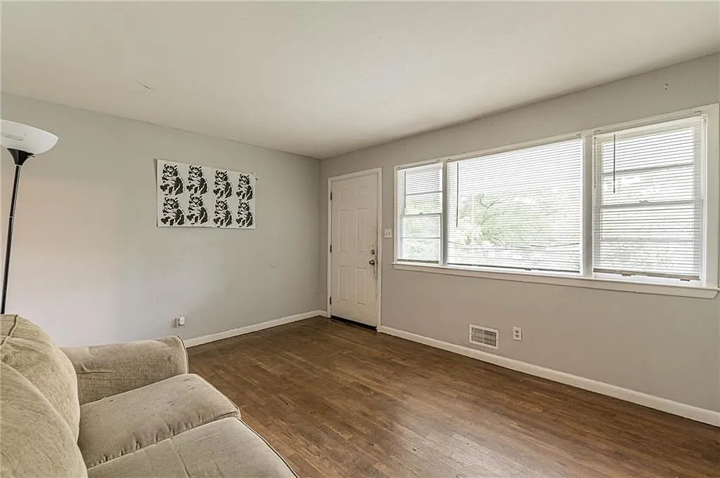 1 bed, 1.0 bath, 1040 sqft, $700 — Photo 2