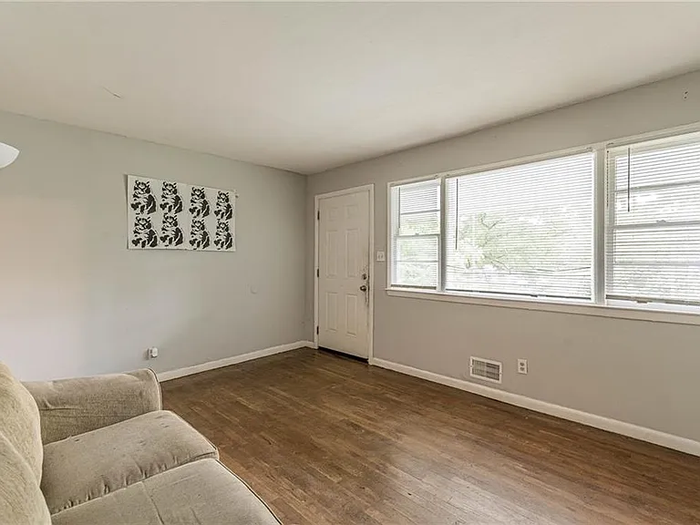 350 Brooks Ave SW — Photo 4