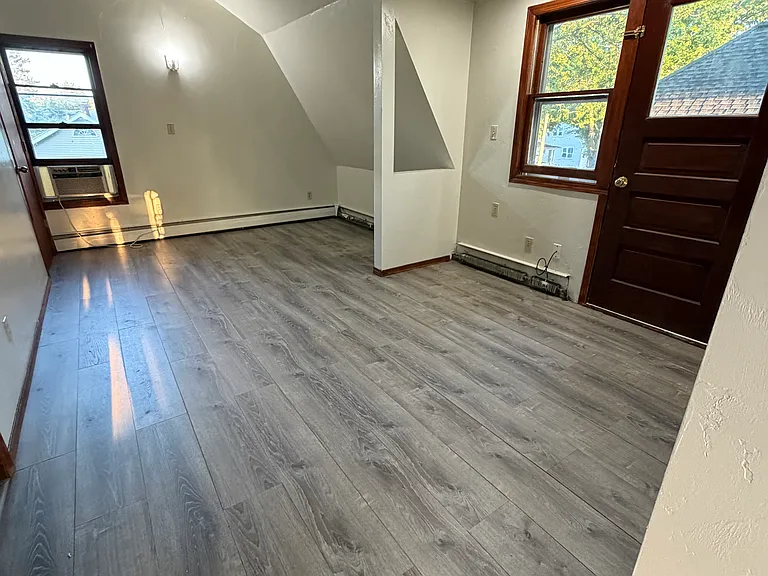 229 Oxford Ave — Photo 2