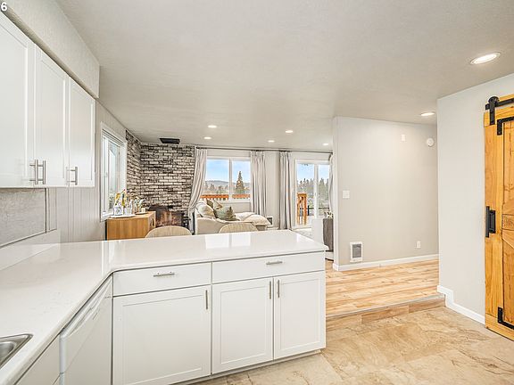 5th image of 745 Boulder Loop