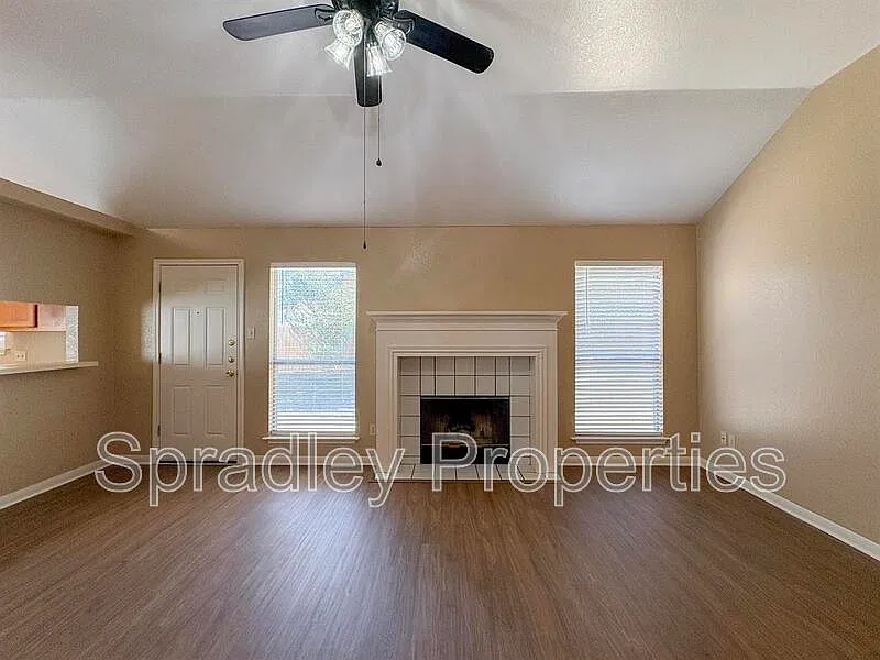 3 bed, 2.0 bath, 1337 sqft, $1,575 — Photo 3