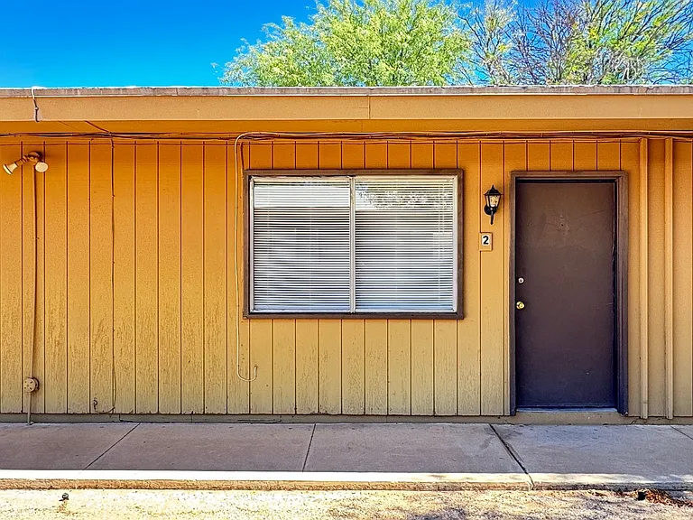 Central (Grant and Dodge) single story apartment complex, a/cs, private fenced yards and laundry ... — Photo 1
