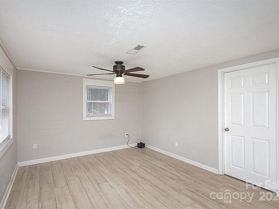 5th image of 802 S Davis Ave