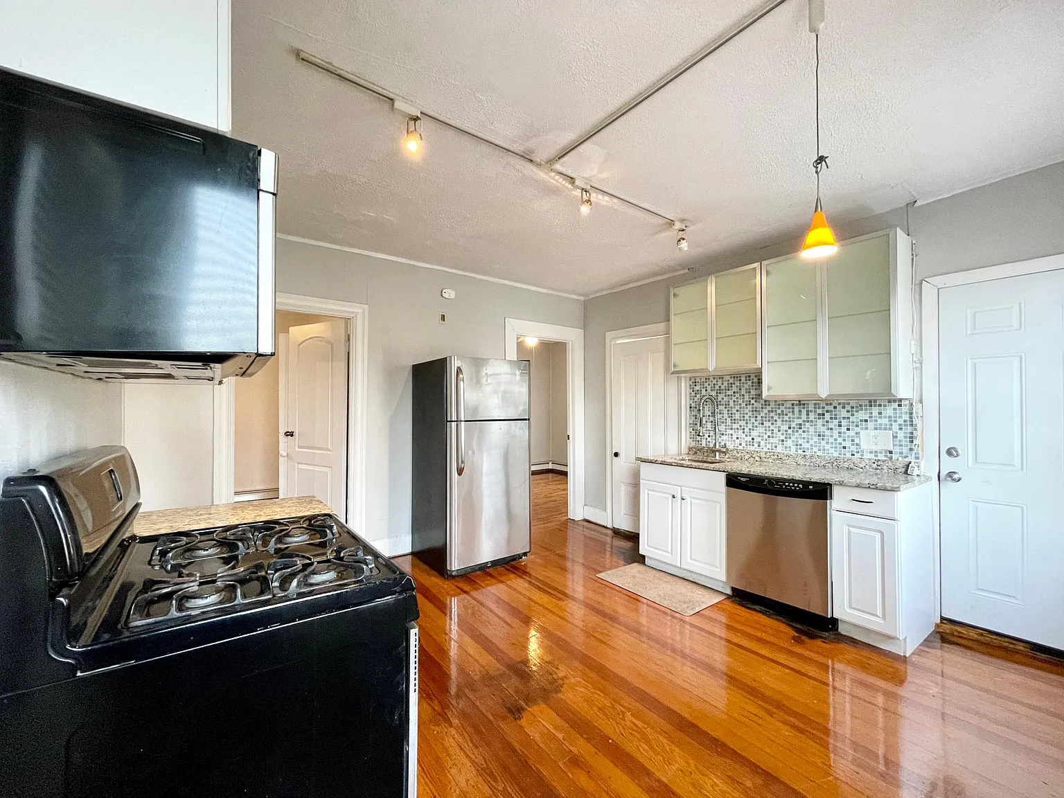 2 bed, 950 sqft, $2,050 — Photo 3