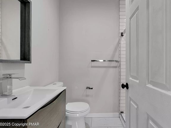 4th image of 425 Delaware Ave #B