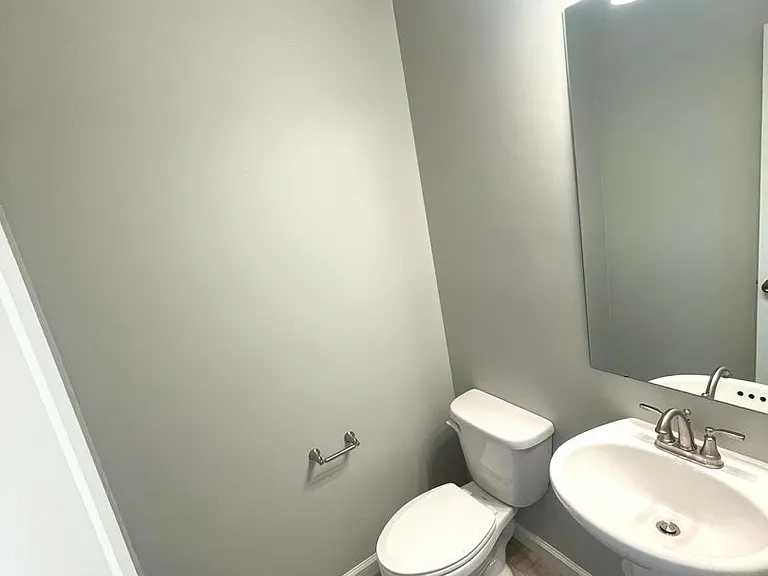 251 N Riverside Dr — Photo 4