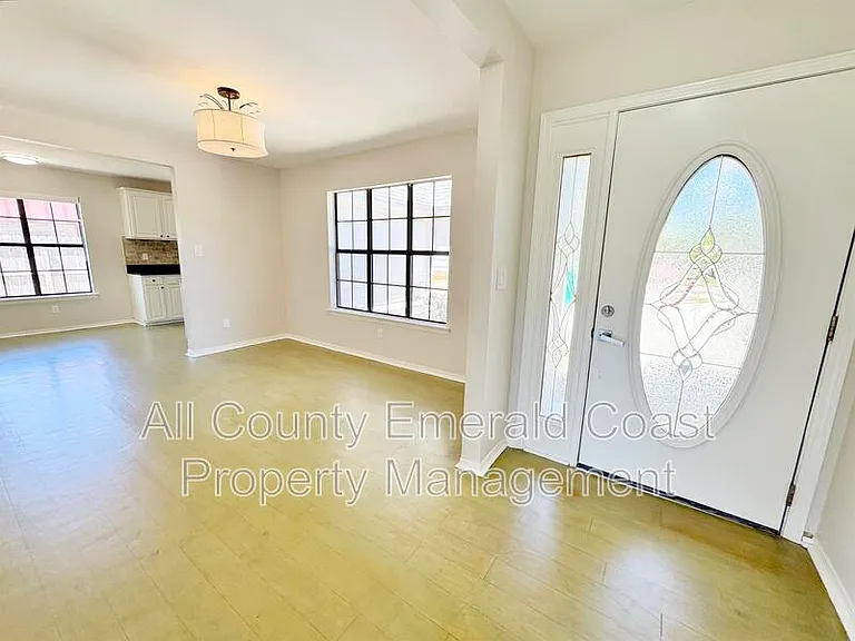 710 Swan Ln — Photo 6
