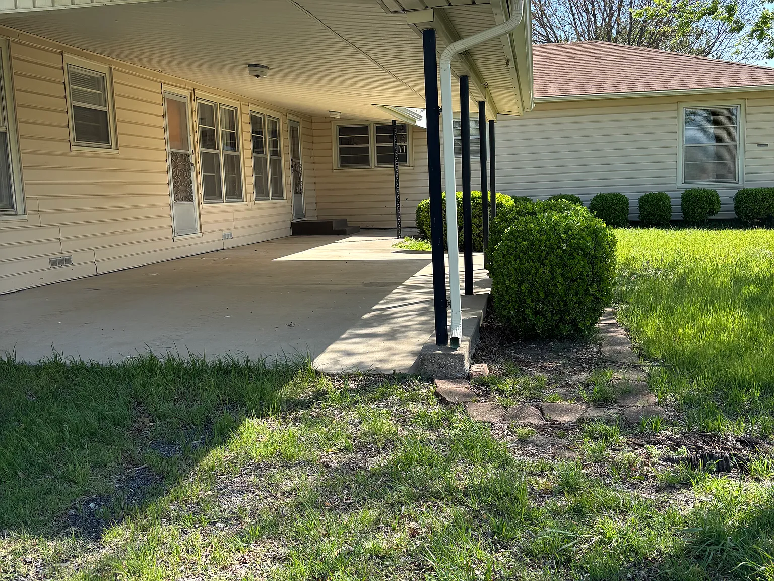 3 bed, 2209 sqft, $2,700 — Photo 2