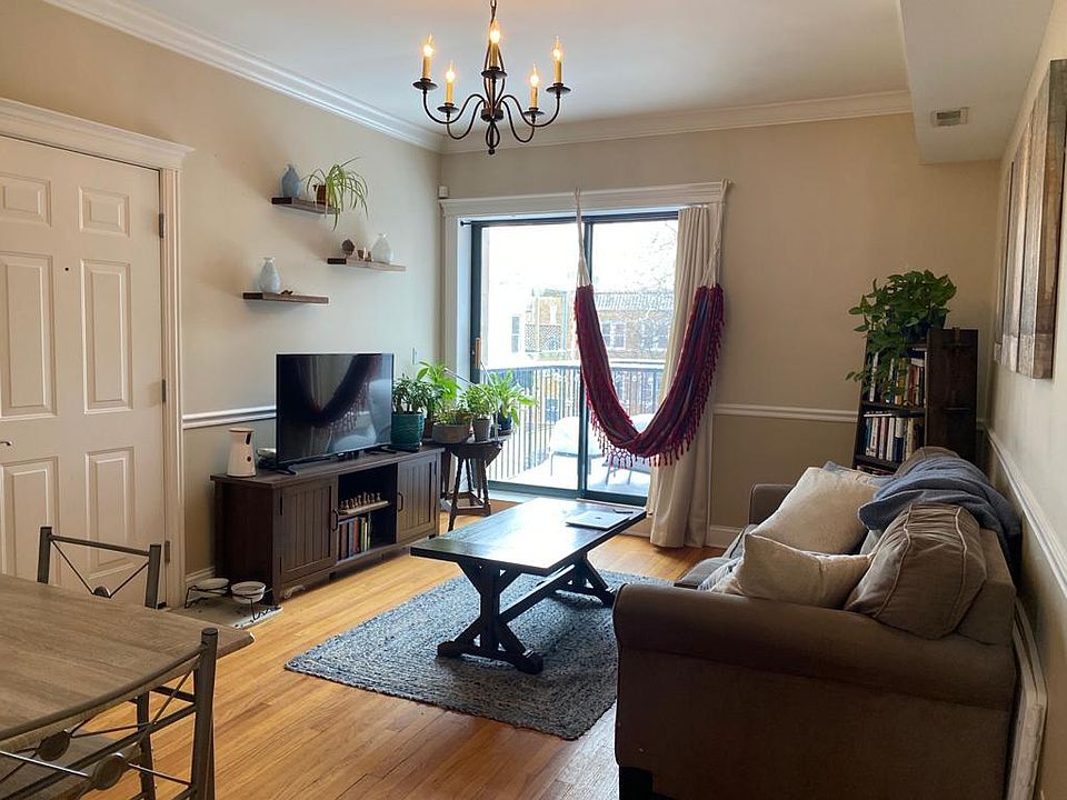 1st image of 627 W Arlington Pl #1/2-2
